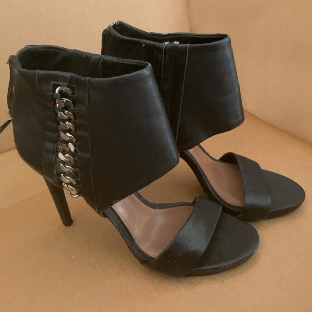 VINCE CAMUTO Leather Freya Heel